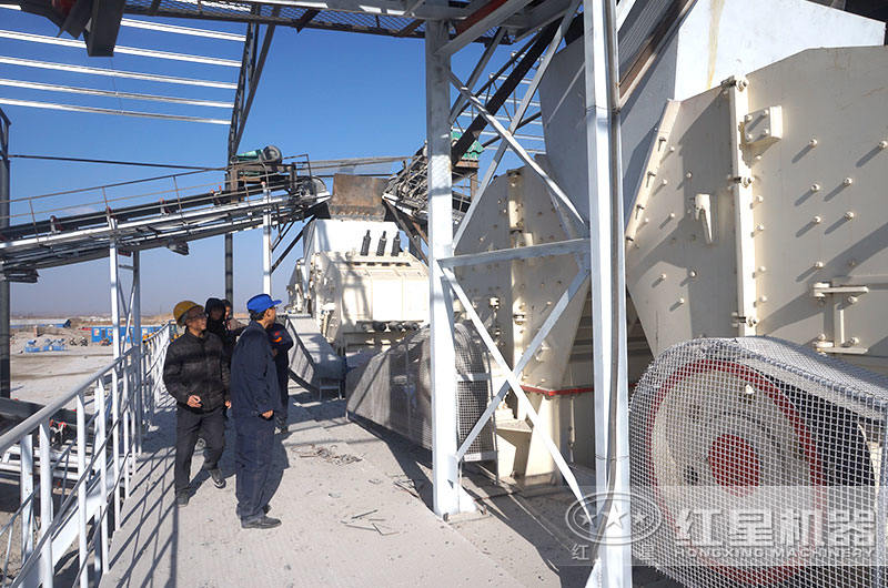 大型反擊碎石機作業(yè)現(xiàn)場 大型反擊碎石機作業(yè)現(xiàn)場