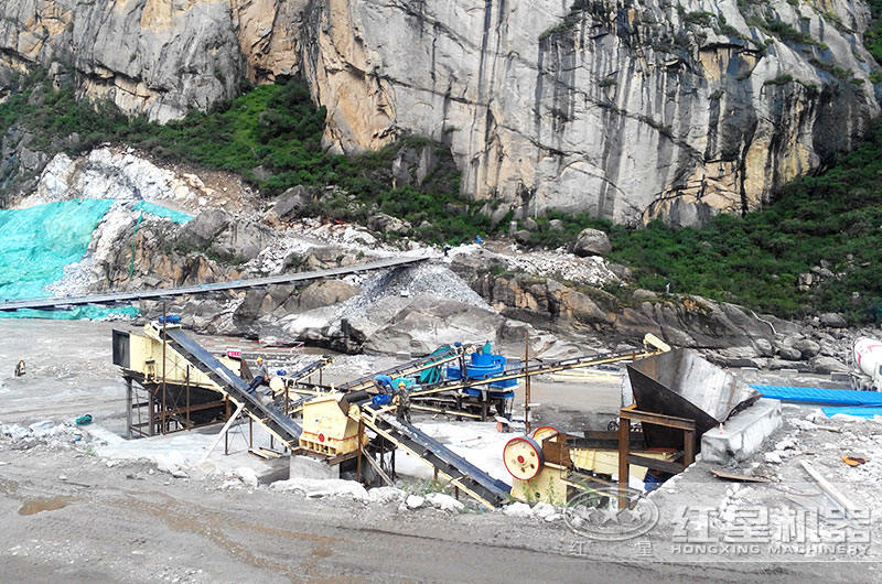 日產(chǎn)4千噸打砂生產(chǎn)線現(xiàn)場(chǎng) 日產(chǎn)4千噸打砂生產(chǎn)線現(xiàn)場(chǎng)