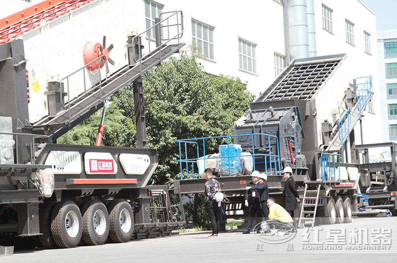 客戶來廠參觀紅星移動(dòng)破碎機(jī) 客戶來廠參觀紅星移動(dòng)破碎機(jī)