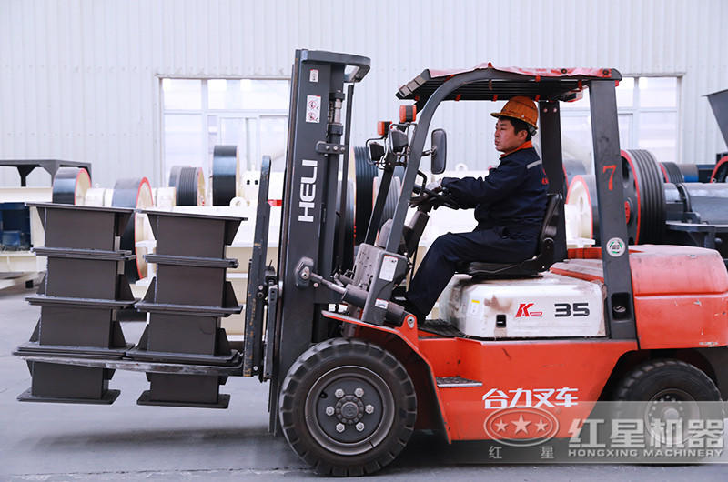 紅星技術(shù)嫻熟的生產(chǎn)工人在認真作業(yè) 紅星技術(shù)嫻熟的生產(chǎn)工人在認真作業(yè)