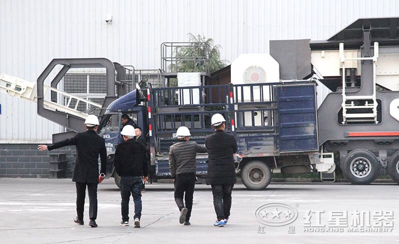 技術(shù)經(jīng)理陪同用戶參觀紅星移動(dòng)式破碎磕沙機(jī) 技術(shù)經(jīng)理陪同用戶參觀紅星移動(dòng)式破碎磕沙機(jī)