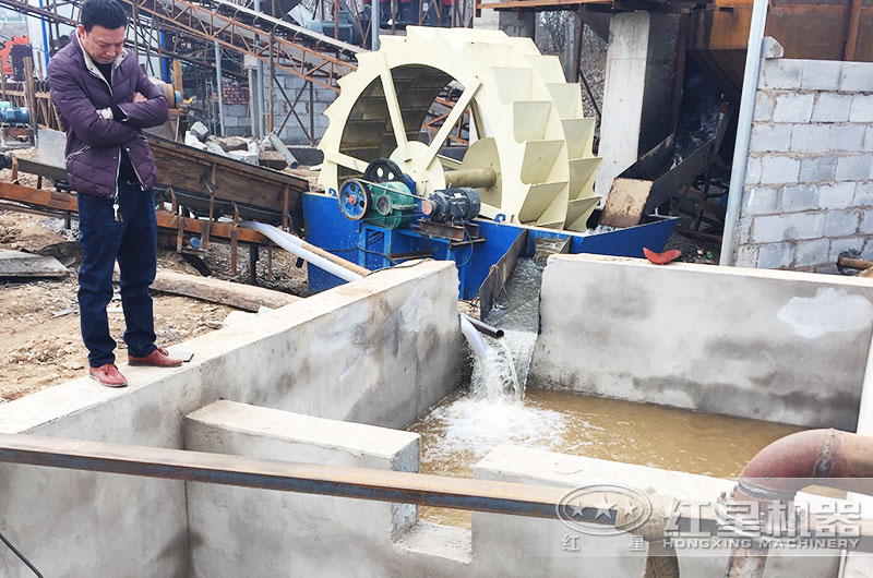 就近參觀周邊水洗砂現(xiàn)場 可循環(huán)利用水資源的用戶撈沙現(xiàn)場