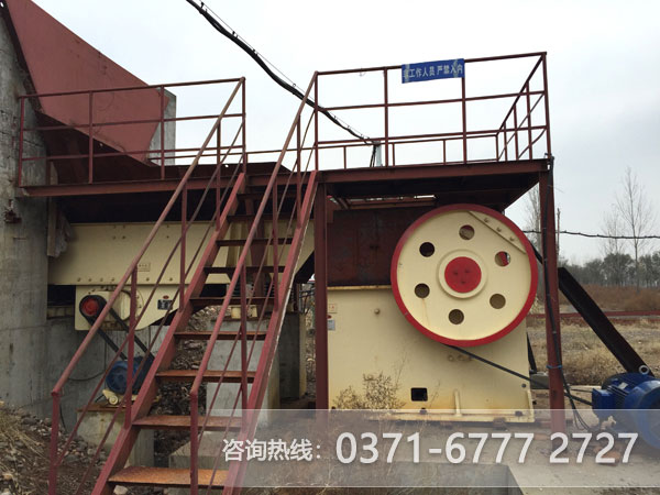 鋁礦石顎式破碎機(jī)作業(yè)現(xiàn)場(chǎng) 鋁礦石顎式破碎機(jī)作業(yè)現(xiàn)場(chǎng)