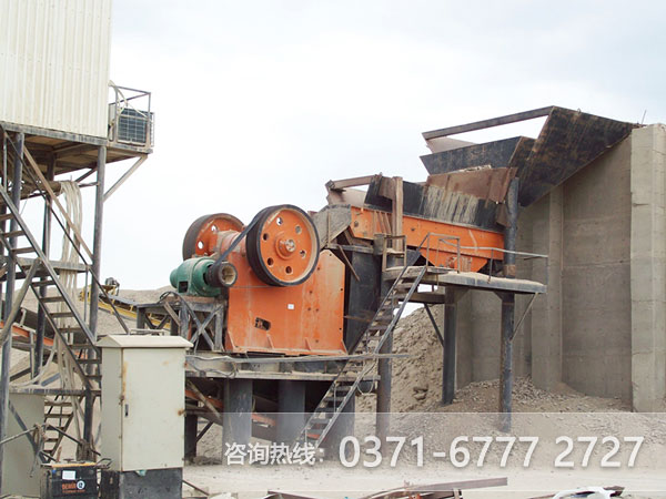 河南紅星鋁礦石顎式破碎機作業(yè)客戶現(xiàn)場 河南紅星鋁礦石顎式破碎機作業(yè)客戶現(xiàn)場