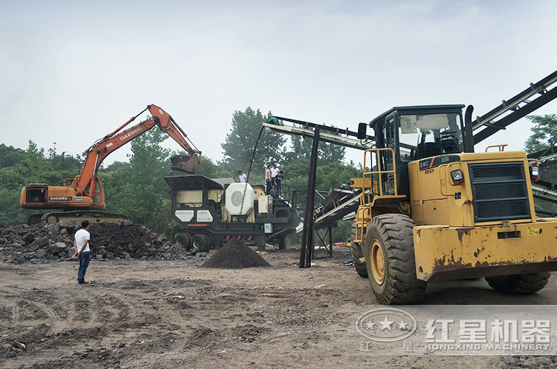 流動破碎煤矸石加工現(xiàn)場 流動破碎煤矸石加工現(xiàn)場