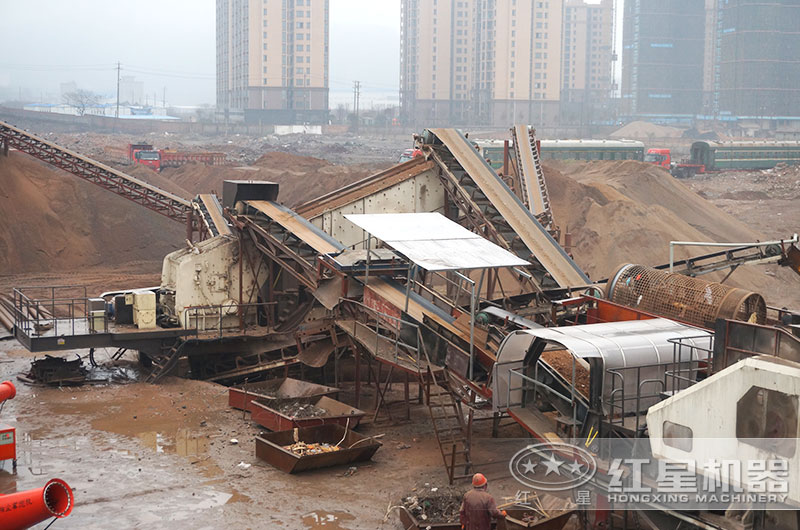 移動式破碎機(jī)現(xiàn)場圖 移動式破碎機(jī)現(xiàn)場圖