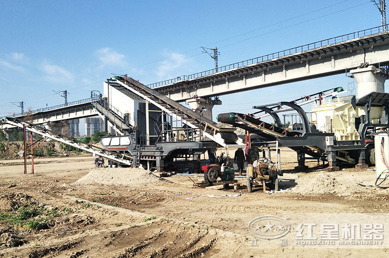 移動式破碎機(jī)現(xiàn)場 移動式破碎機(jī)現(xiàn)場