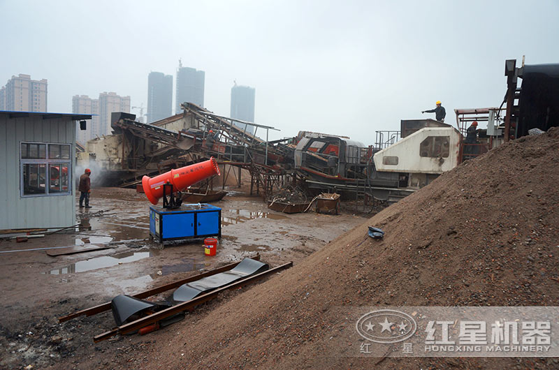 配置噴淋裝置的移動(dòng)石子破碎機(jī)生產(chǎn)現(xiàn)場(chǎng) 配置噴淋裝置的移動(dòng)石子破碎機(jī)生產(chǎn)現(xiàn)場(chǎng)