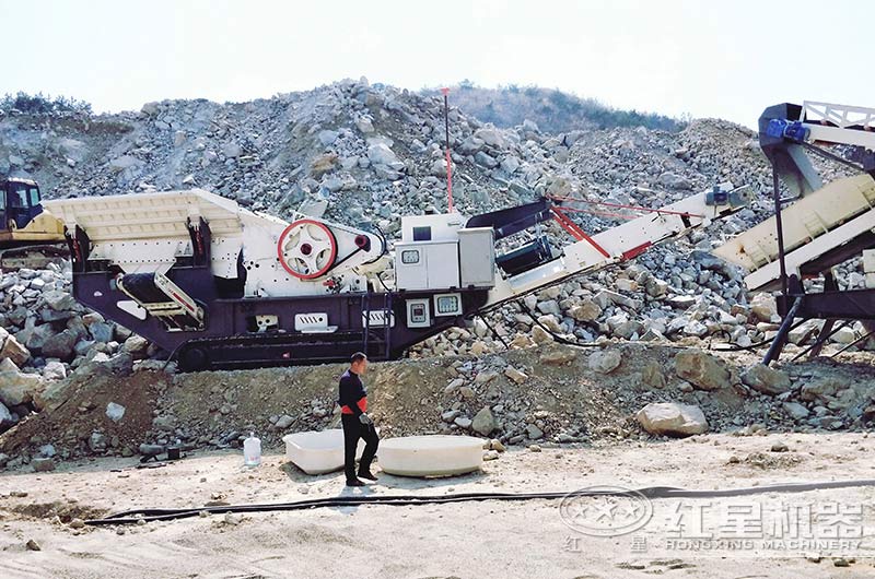 新型履帶移動(dòng)破碎機(jī)爬坡上山作業(yè) 新型履帶移動(dòng)破碎機(jī)爬坡上山作業(yè)