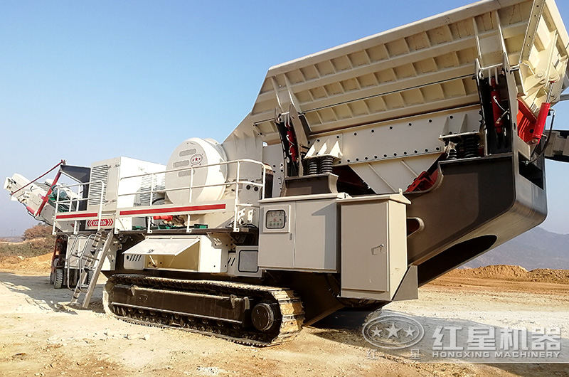 開往石料廠的履帶移動(dòng)破碎機(jī) 開往石料廠的履帶移動(dòng)破碎機(jī)