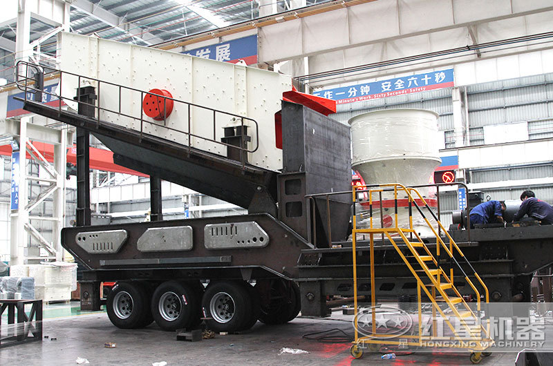 紅星技術(shù)工人正在認(rèn)真組裝設(shè)備 紅星技術(shù)工人正在認(rèn)真組裝設(shè)備