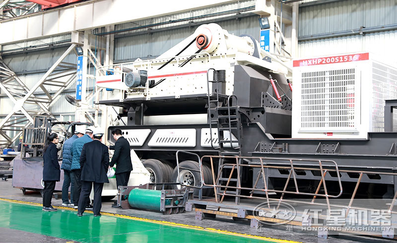 用戶來紅星機器考察移動磚渣粉碎機 用戶來紅星機器考察移動磚渣粉碎機