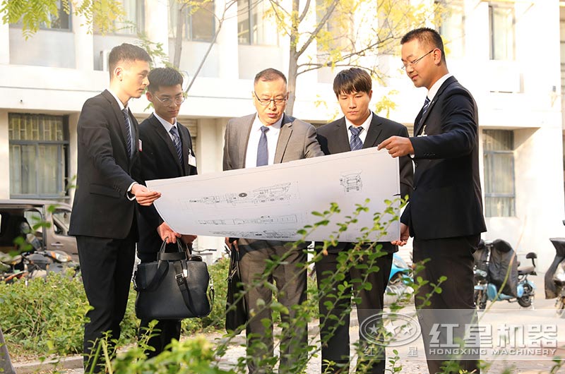 技術(shù)工程師在耐心的為技術(shù)經(jīng)理講解新技術(shù) 技術(shù)工程師在耐心的為技術(shù)經(jīng)理講解新技術(shù)