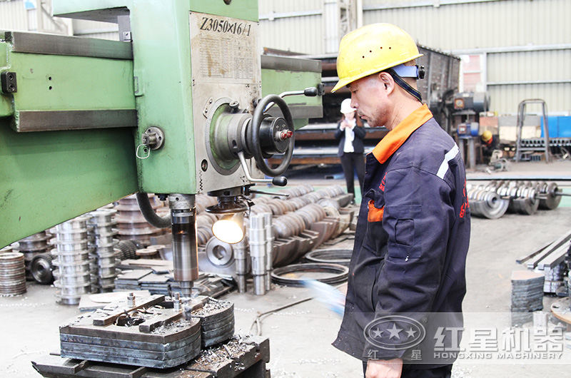 紅星移動(dòng)破碎設(shè)備生產(chǎn)車間 紅星移動(dòng)破碎設(shè)備生產(chǎn)車間