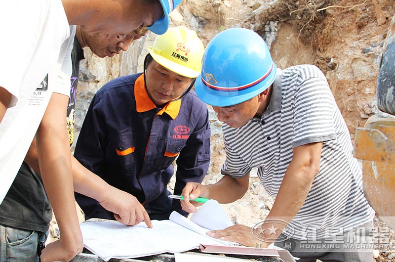 紅星技術(shù)經(jīng)理現(xiàn)場(chǎng)勘察破碎原料及環(huán)境為用戶設(shè)計(jì)生產(chǎn)方案 紅星技術(shù)經(jīng)理現(xiàn)場(chǎng)勘察破碎原料及環(huán)境為用戶設(shè)計(jì)生產(chǎn)方案