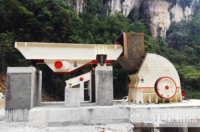 固定式重錘破碎機(jī)破碎水泥塊現(xiàn)場(chǎng) 固定式重錘破碎機(jī)破碎水泥塊現(xiàn)場(chǎng)