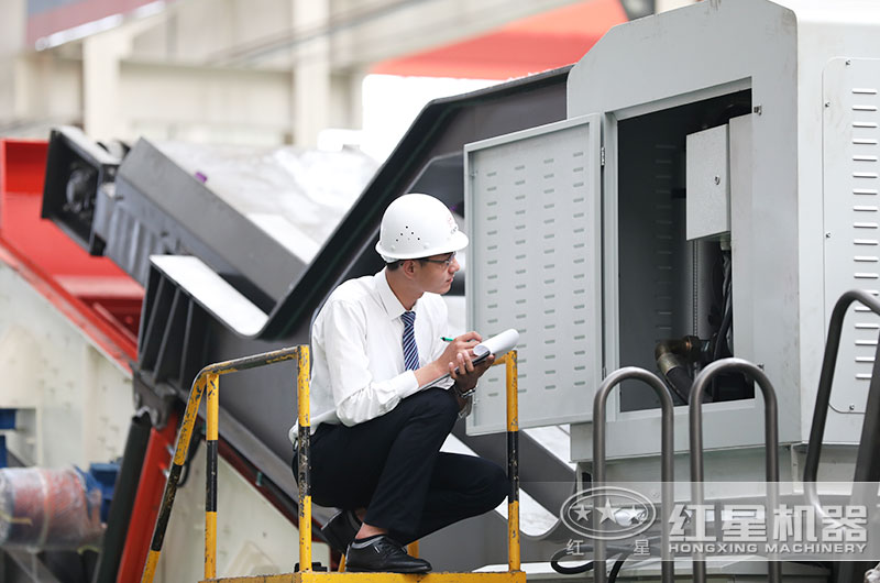 紅星技術(shù)經(jīng)理在認(rèn)真的核對設(shè)備數(shù)據(jù) 紅星技術(shù)經(jīng)理在認(rèn)真的核對設(shè)備數(shù)據(jù)