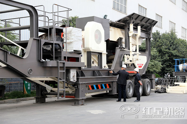 紅星技術(shù)經(jīng)理正在耐心為考察設(shè)備的用戶講解相關(guān)問題 紅星技術(shù)經(jīng)理正在耐心為考察設(shè)備的用戶講解相關(guān)問題