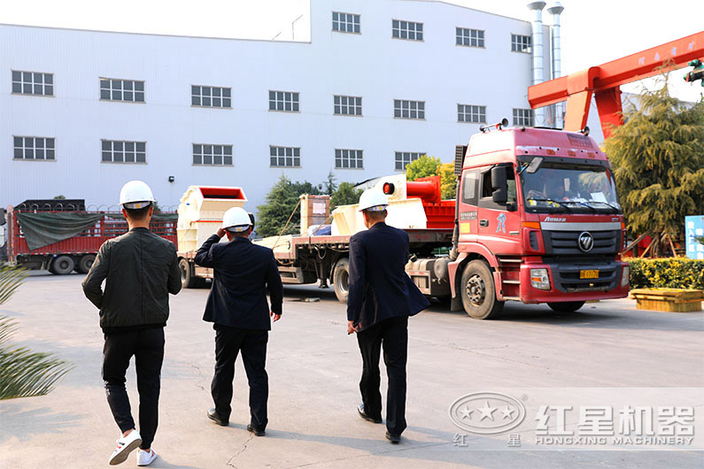 又一石料廠訂購的細(xì)碎機(jī)發(fā)貨 又一石料廠訂購的細(xì)碎機(jī)發(fā)貨