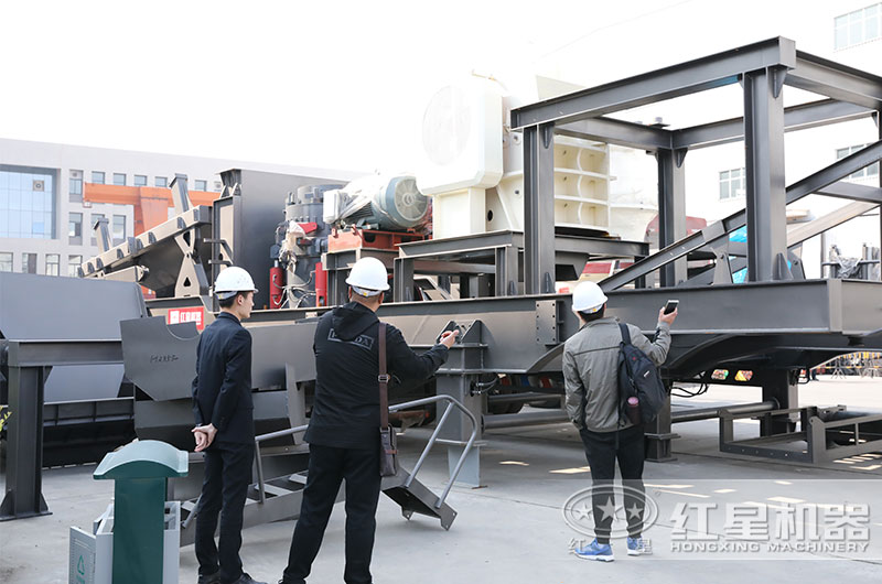 用戶參觀紅星機(jī)器小產(chǎn)量移動(dòng)磕石機(jī) 用戶參觀紅星機(jī)器小產(chǎn)量移動(dòng)磕石機(jī)
