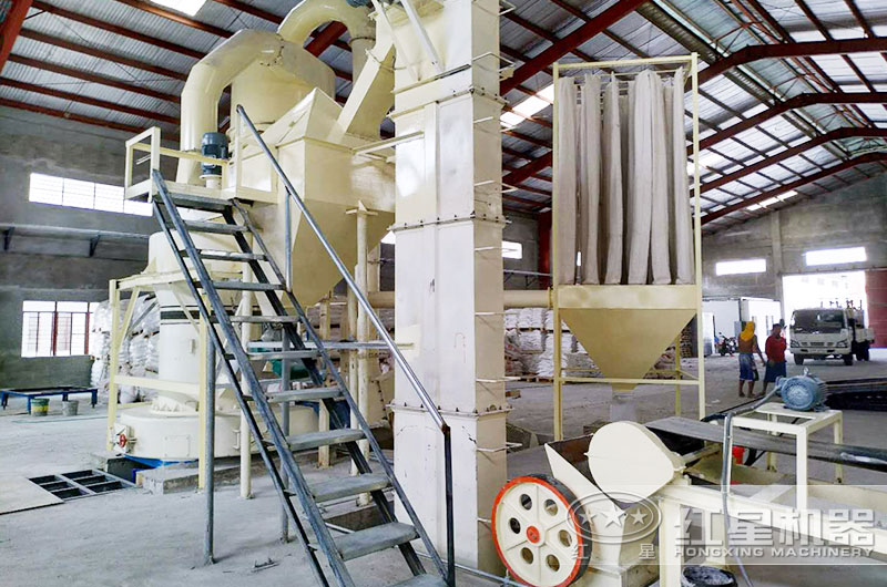 雷蒙磨粉機設(shè)備型號都有哪些？室內(nèi)雷蒙磨粉生產(chǎn)線廠房高度多少？