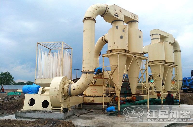 鋁礬土粉碎加工現(xiàn)場(chǎng) 鋁礬土粉碎加工現(xiàn)場(chǎng)