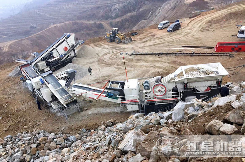 三臺(tái)履帶移動(dòng)碎石加工生產(chǎn)線設(shè)備生產(chǎn)石子現(xiàn)場(chǎng) 三臺(tái)履帶移動(dòng)碎石加工生產(chǎn)線設(shè)備生產(chǎn)石子現(xiàn)場(chǎng)