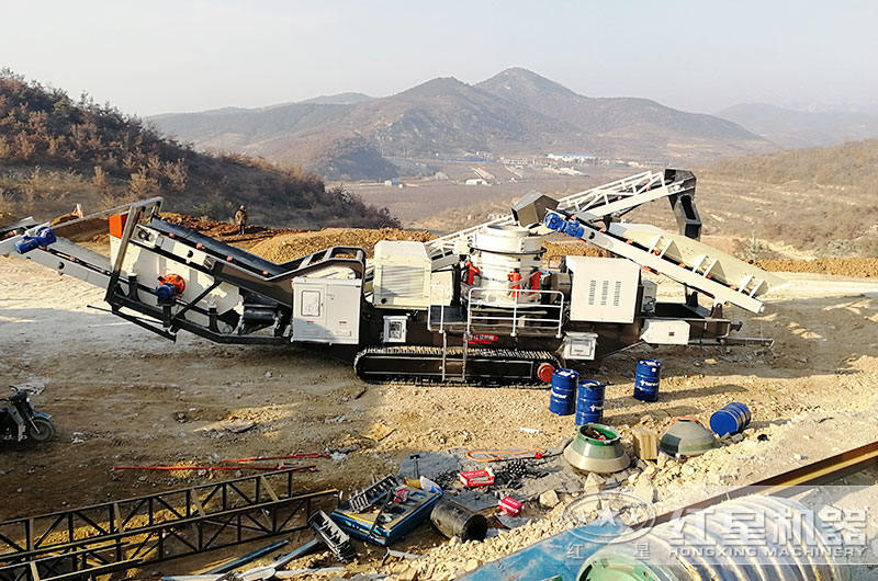 履帶移動式石子破碎機怎么樣？紅星帶您走進山東煙臺碎石現(xiàn)場親身體驗