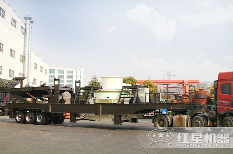 移動(dòng)制砂機(jī)掛上車頭即將開往花崗巖粉碎場(chǎng)地 移動(dòng)制砂機(jī)掛上車頭即將開往花崗巖粉碎場(chǎng)地