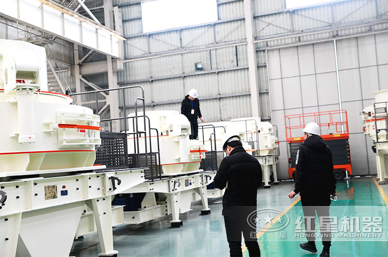 用戶在廠區(qū)考察石子打沙機(jī) 用戶在廠區(qū)考察石子打沙機(jī)