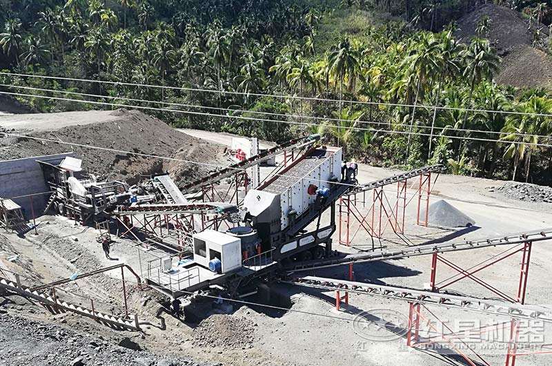 大型流動(dòng)破碎機(jī)加工石子現(xiàn)場 大型流動(dòng)破碎機(jī)加工石子現(xiàn)場