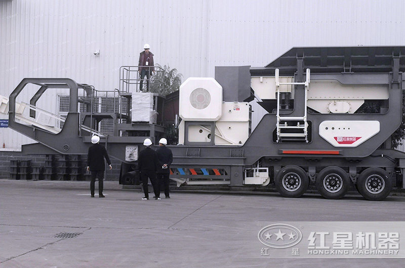 客戶來廠參觀移動顎破機(jī) 客戶來廠參觀移動顎破機(jī)