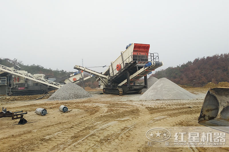 合理搭配的多級移動碎石生產(chǎn)線現(xiàn)場 合理搭配的多級移動碎石生產(chǎn)線現(xiàn)場