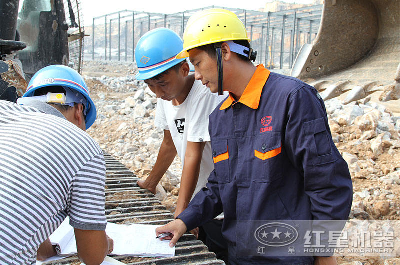 紅星技術(shù)經(jīng)理現(xiàn)場為用戶選址并安裝碎石設(shè)備 紅星技術(shù)經(jīng)理現(xiàn)場為用戶選址并安裝碎石設(shè)備