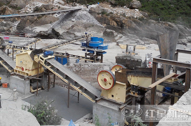 三臺機器搭配作業(yè)生產(chǎn)沙子現(xiàn)場 三臺機器搭配作業(yè)生產(chǎn)沙子現(xiàn)場