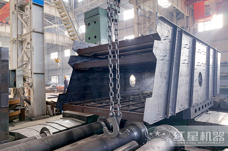 移動(dòng)篩沙機(jī)中配置的篩分機(jī)紅星機(jī)器生產(chǎn)車間 移動(dòng)篩沙機(jī)中配置的篩分機(jī)紅星機(jī)器生產(chǎn)車間