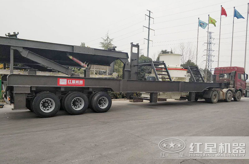 移動(dòng)石頭制砂機(jī)掛上車頭即將開(kāi)往制砂現(xiàn)場(chǎng) 移動(dòng)石頭制砂機(jī)掛上車頭即將開(kāi)往制砂現(xiàn)場(chǎng)