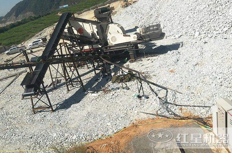調(diào)節(jié)好轉(zhuǎn)速的移動(dòng)錘式破碎機(jī)生產(chǎn)現(xiàn)場(chǎng) 調(diào)節(jié)好轉(zhuǎn)速的移動(dòng)錘式破碎機(jī)生產(chǎn)現(xiàn)場(chǎng)