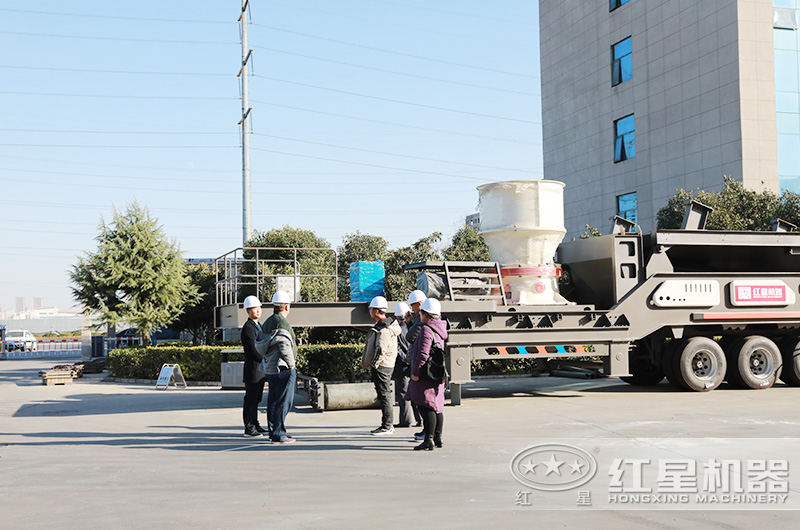 浙江嘉興用戶來廠考察環(huán)保移動石子破碎機 浙江嘉興用戶來廠考察環(huán)保移動石子破碎機