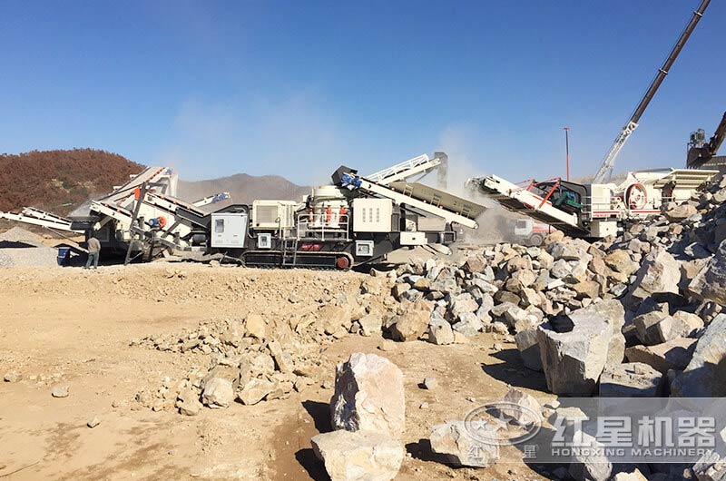 巨石移動履帶顎式破碎機(jī)和圓錐破碎機(jī)搭配作業(yè)現(xiàn)場 巨石移動履帶顎式破碎機(jī)和圓錐破碎機(jī)搭配作業(yè)現(xiàn)場