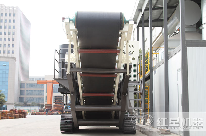 移動石子破碎站已經(jīng)開去躲雨了，您的砂石設(shè)備還泡在水里嗎？