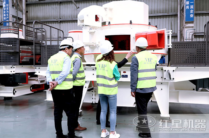 紅星技術經(jīng)理正在為來廠用戶認真講解HVI制砂機的破碎方式 紅星技術經(jīng)理正在為來廠用戶認真講解HVI制砂機的破碎方式