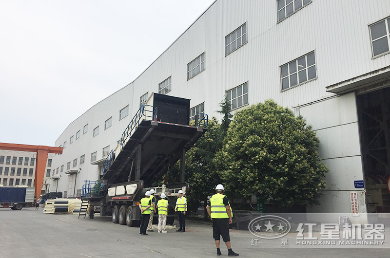 山東用戶來廠考察車載移動打沙機(jī) 山東用戶來廠考察車載移動打沙機(jī)