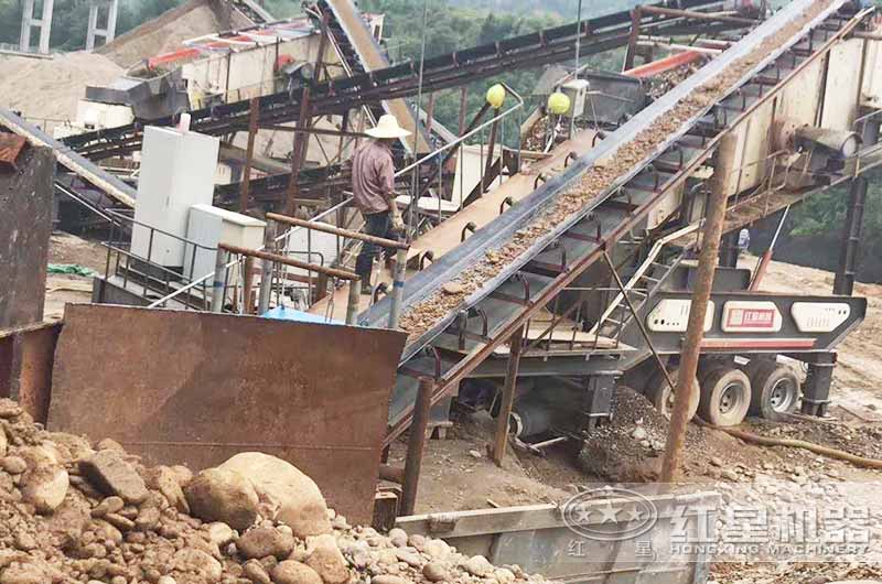 移動(dòng)打砂設(shè)備生產(chǎn)鵝卵石砂現(xiàn)場(chǎng) 移動(dòng)打砂設(shè)備生產(chǎn)鵝卵石砂現(xiàn)場(chǎng)