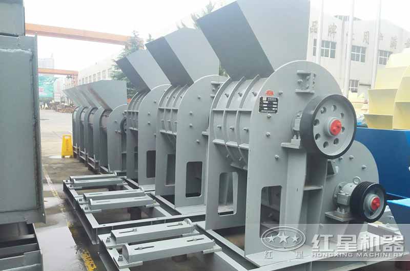 河南區(qū)下的煤矸石雙級破碎機廠家廠區(qū)一角 河南區(qū)下的煤矸石雙級破碎機廠家廠區(qū)一角