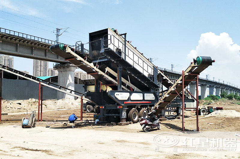 顎破移動碎石機作業(yè)現(xiàn)場 顎破移動碎石機作業(yè)現(xiàn)場