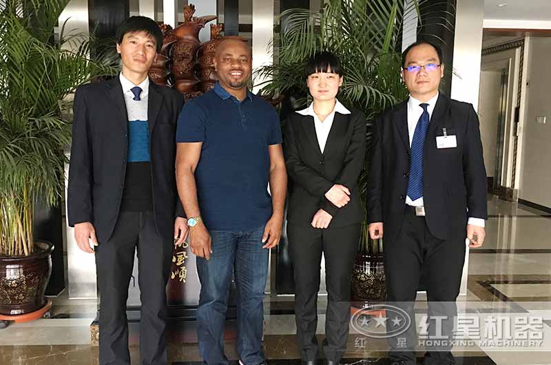 國外用戶來廠考察破碎混凝的移動設(shè)備合影留念 國外用戶來廠考察破碎混凝的移動設(shè)備合影留念