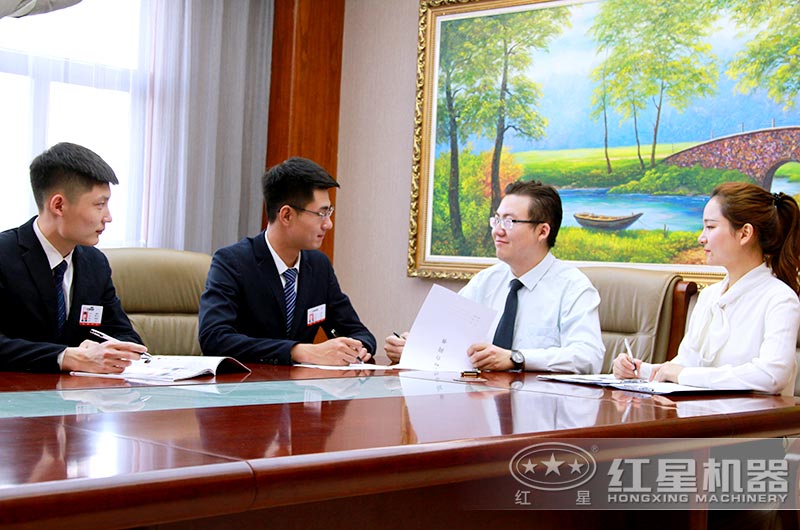 產(chǎn)品經(jīng)理為客戶詳細(xì)介紹設(shè)備參數(shù) 產(chǎn)品經(jīng)理為客戶詳細(xì)介紹設(shè)備參數(shù)