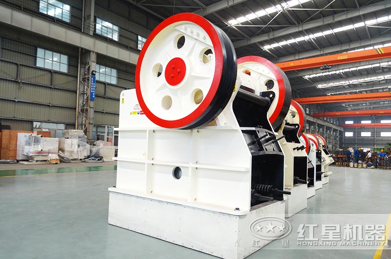 PE900*1200鄂式碎石機(jī)產(chǎn)量大概多少？能破碎水泥塊嗎？