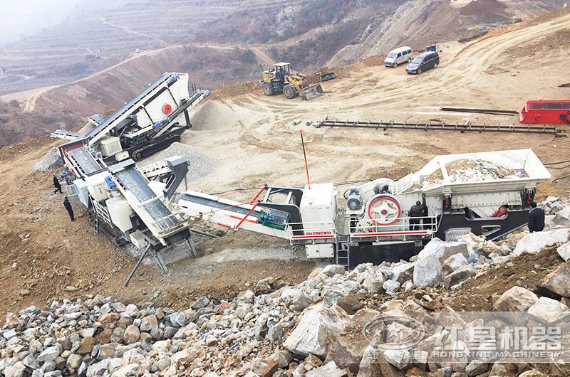 履帶移動破碎機(jī)設(shè)備做石子現(xiàn)場 履帶移動破碎機(jī)設(shè)備做石子現(xiàn)場